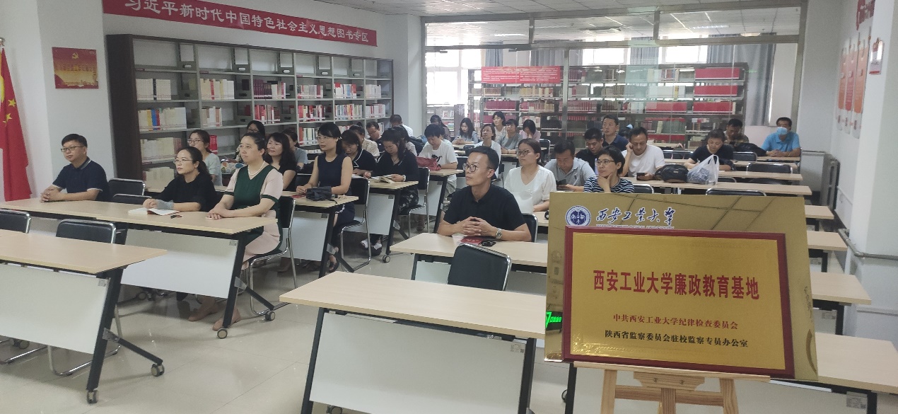 图片包含 桌子, 游戏机, 图书馆, 房间描述已自动生成 图片包含 桌子, 游戏机, 图书馆, 房间描述已自动生成